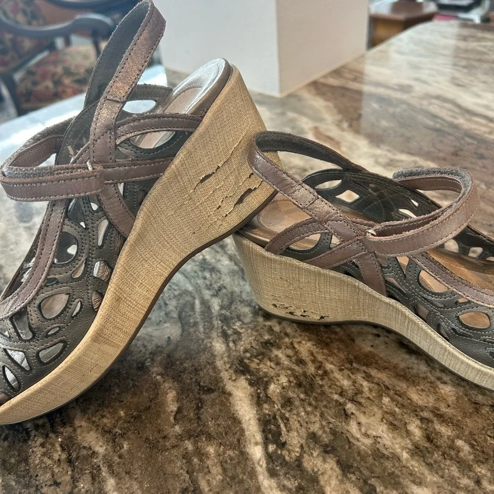 Naot Women's metallic Wedge Sandals, size 38 (peeling in heels/wear)